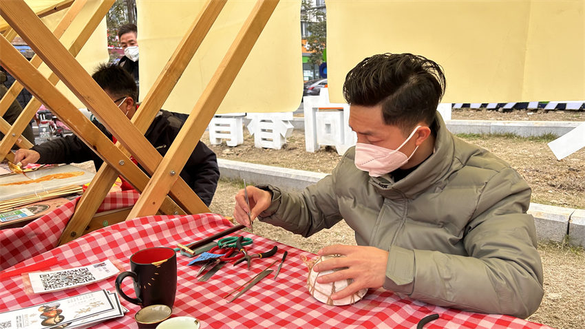 瓷胎竹編非遺項目展示。成華區文化體育和旅游局供圖