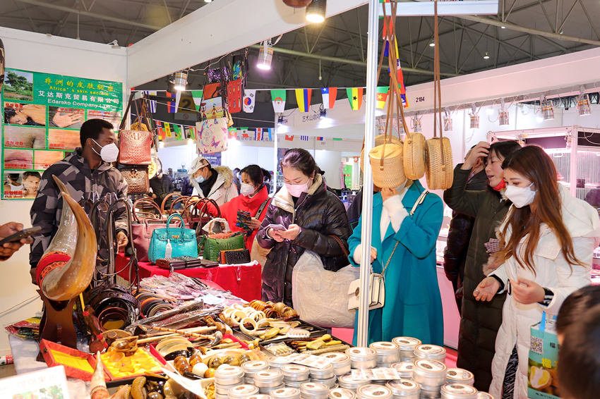 市民正在挑選國外商品。四川省供貨商商會供圖