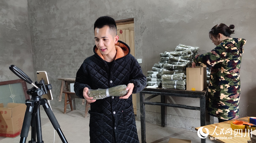 納溪區返鄉創業青年明洪強利用抖音直播帶貨。 龍婧攝