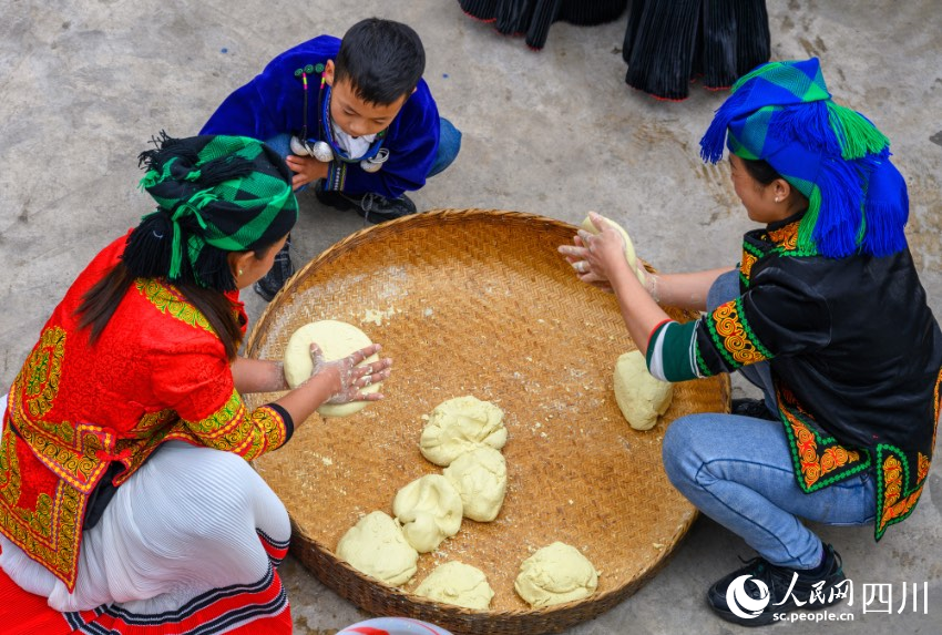 金陽縣天地壩鎮包谷山村甘房組石一魯日家過年做蕎粑。龍卜哈攝
