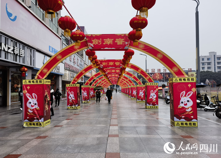 喜慶的祈福大道。周韻攝