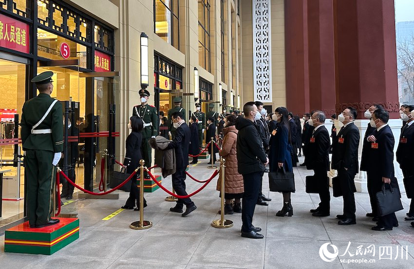 1月11日，四川省十四屆人大一次會議在成都召開，代表們步入會場。人民網 王波攝