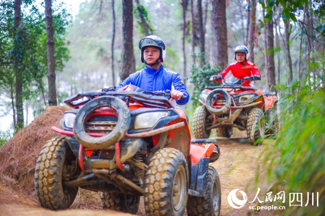 鐵廠鎮樂途戶外俱樂部越野摩托車項目。宋姿熠攝