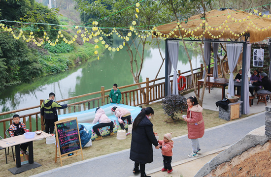 游人如織。彭山宣傳部供圖