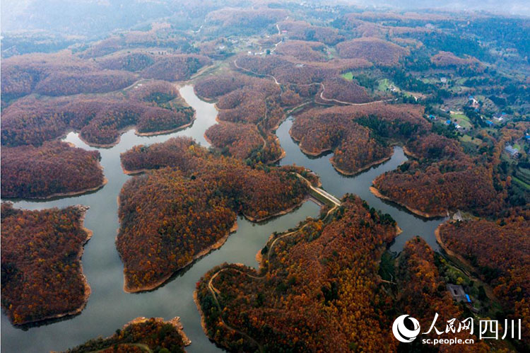 劍門蜀道“千島湖”。李自公攝