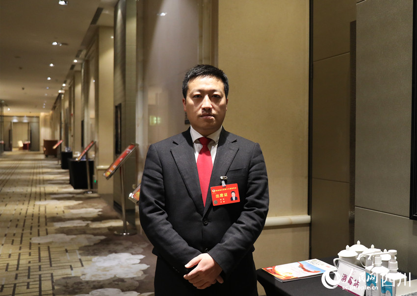 省政協委員、資陽市雁江區政協副主席、民進資陽市總支副主委劉林。人民網 趙祖樂攝