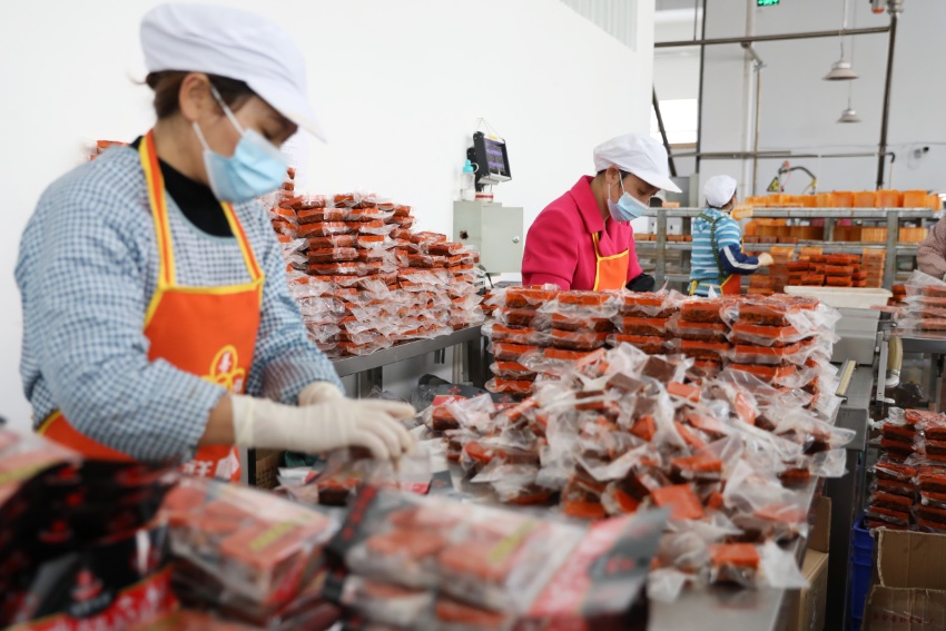 在武勝火鍋產業園，一家火鍋底料生產企業工人正在忙碌。夏俊林攝