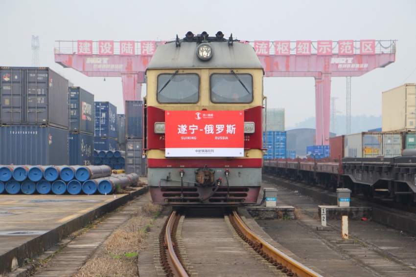 2022年12月30日，伴隨著汽笛長鳴聲，一列滿載50個40英尺集裝箱貨物的中歐班列在遂寧高新區西部鐵路物流園順利開行。梁惠攝