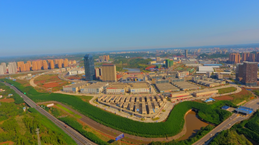遂寧現代物流產業加速發展，圖為中國西部現代物流港航拍圖。李四海攝