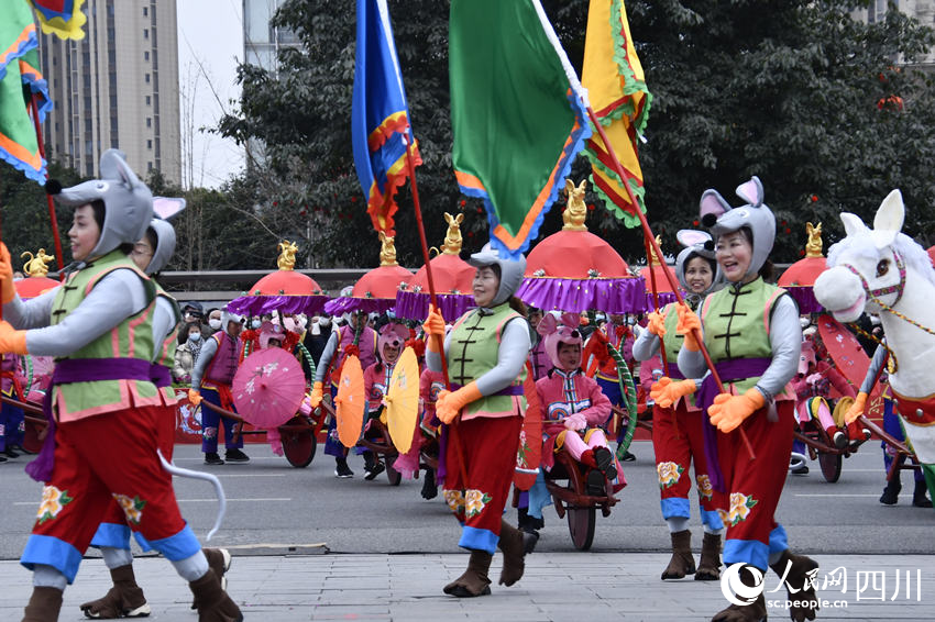 四川綿竹年畫節民俗巡游鬧新春。吳舒婷攝