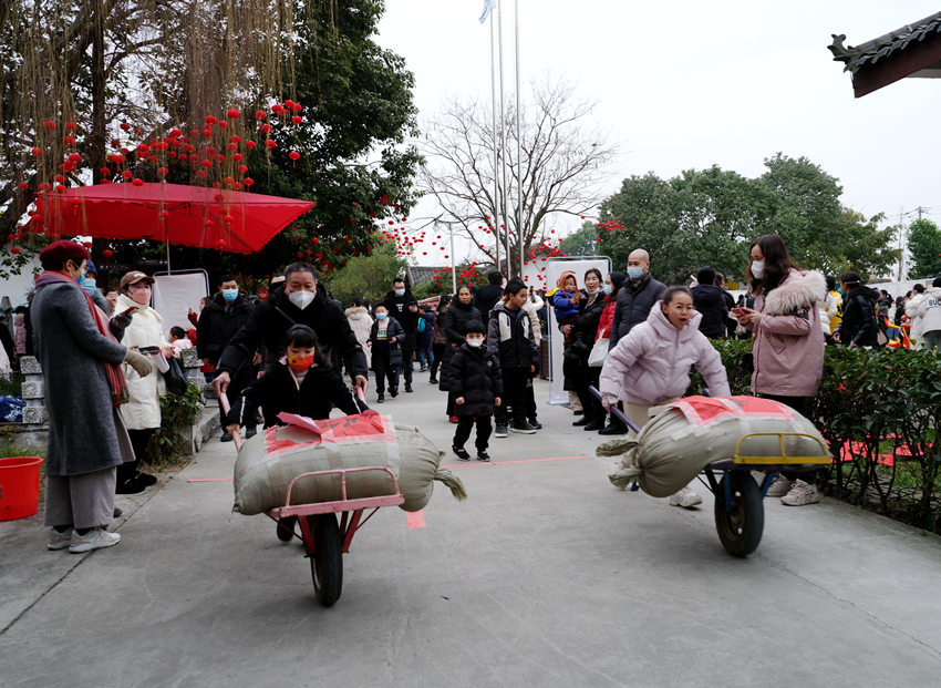 四川綿竹年畫節市民在體驗活動。綿竹市委宣傳部供圖