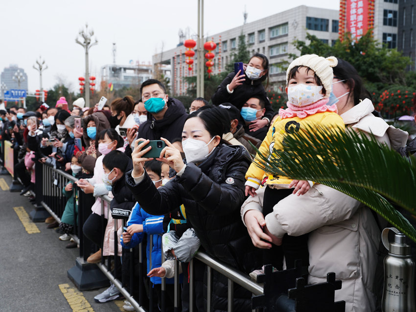 市民觀看民俗巡游表演。綿竹市委宣傳部供圖