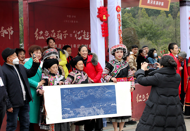 瀘州市2023年首屆紅色村晚在敘永縣魚鳧公園廣場上演。鄭云霞攝