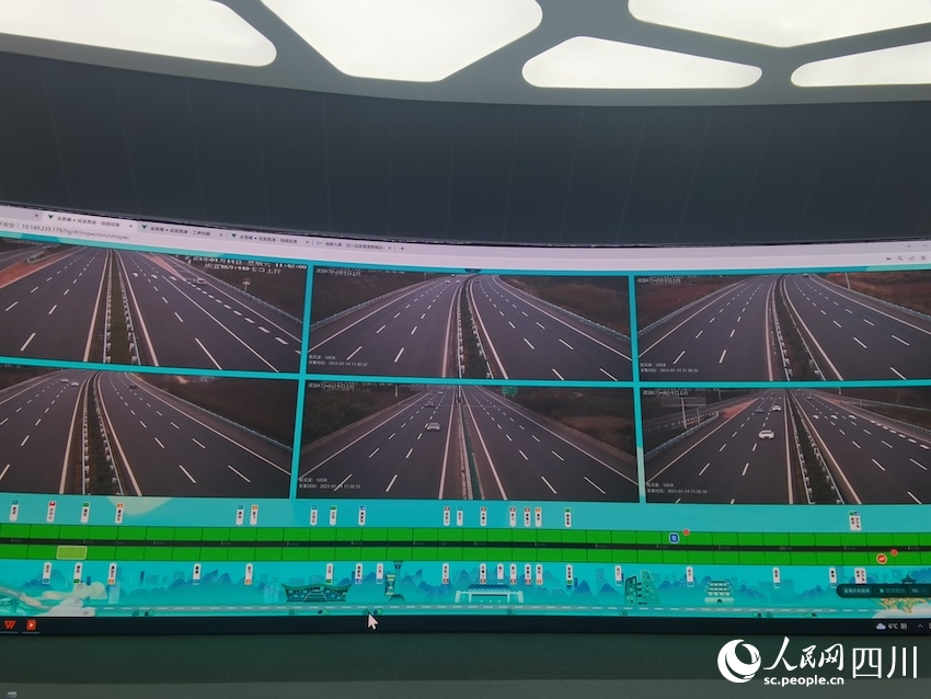 成宜高速的監控中心。人民網 郭瑩攝