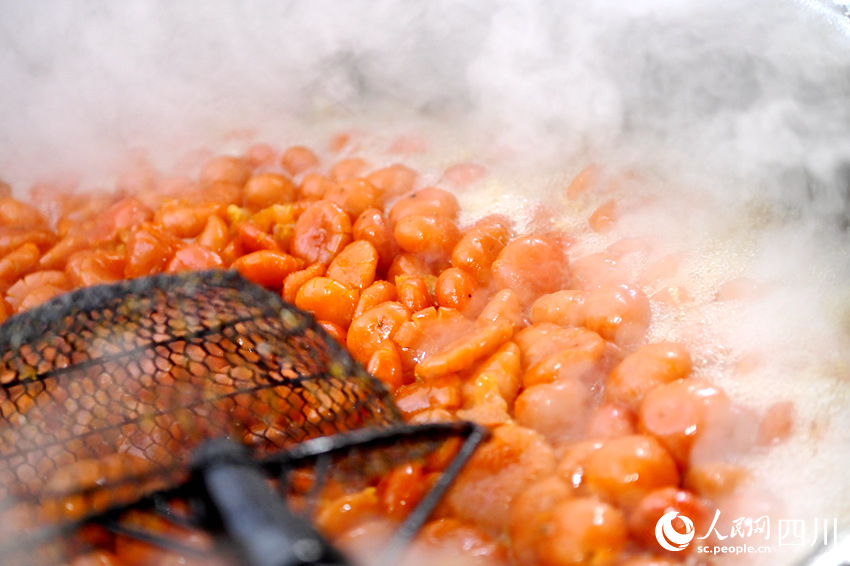 熬制橘餅蜜餞。黃正華攝