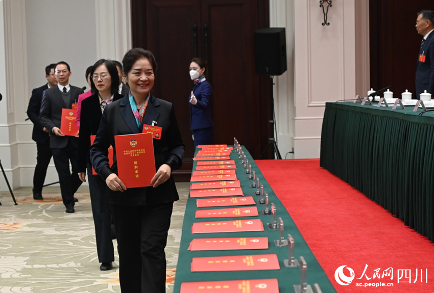 遞交履職承諾。陳婷攝