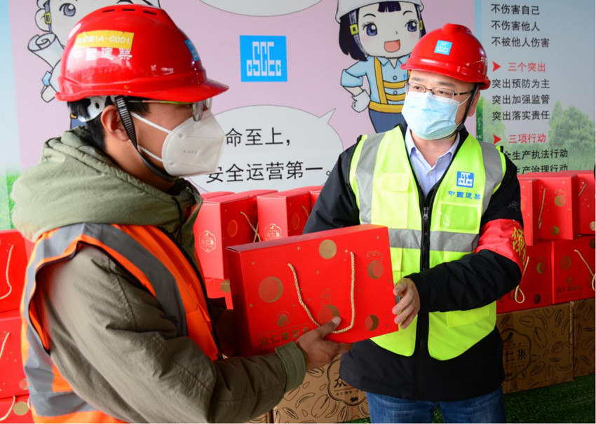 工人正在領取年貨。中建三局一公司供圖