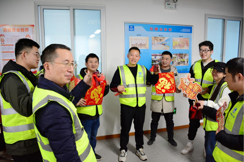 工人正在演繹快板。中建三局一公司供圖