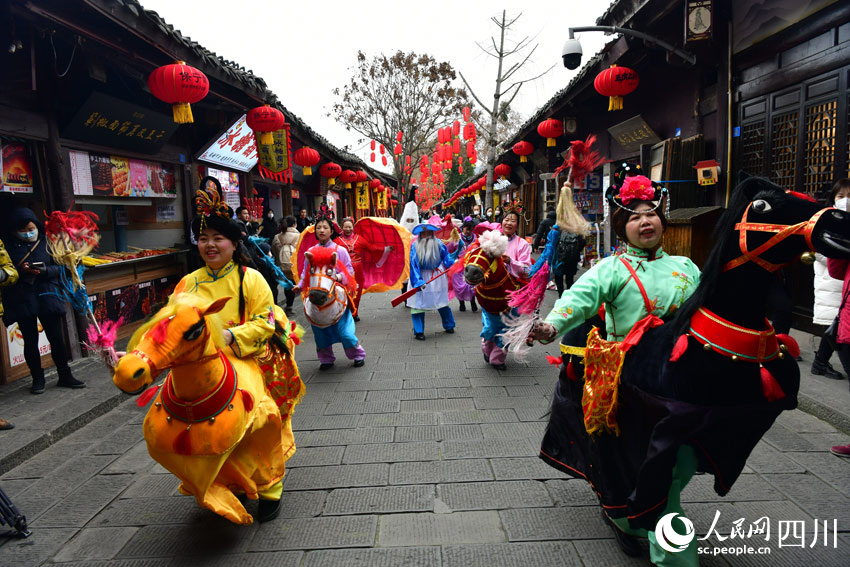 閬中竹馬民俗表演隊伍。張曉東攝