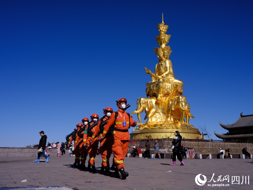 峨眉山景區靠前駐防分隊在金頂組織攜裝巡護。程雪力攝