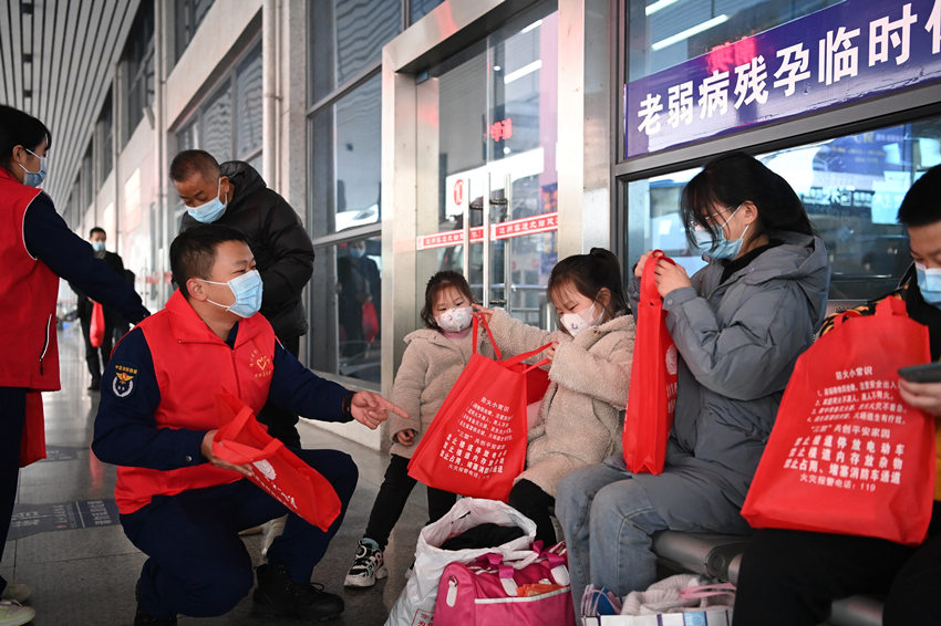 達州消防開展“溫暖回家路”消防宣傳活動。四川省消防救援總隊供圖