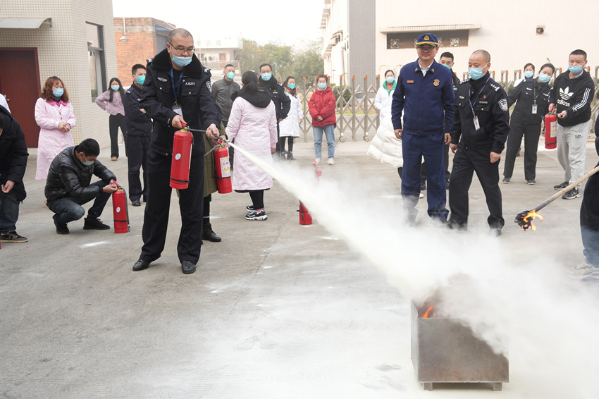 自貢消防走進醫院指導職工正確使用滅火設施器材。四川省消防救援總隊供圖