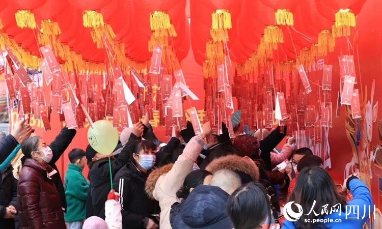 猜燈謎。朱志宏攝