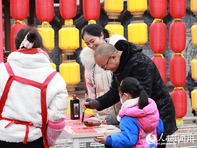 寫對聯送市民。朱志宏攝