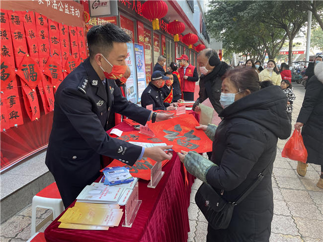 資陽市公安局雁江區分局資溪派出所聯合中國銀行資陽分行開展警銀攜手反詐宣傳暨送萬福書法公益活動。資陽市公安局供圖