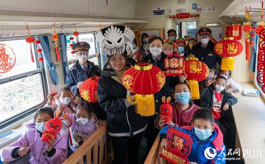 旅客朋友在車內感受到了春節的喜慶祥和。范東海攝