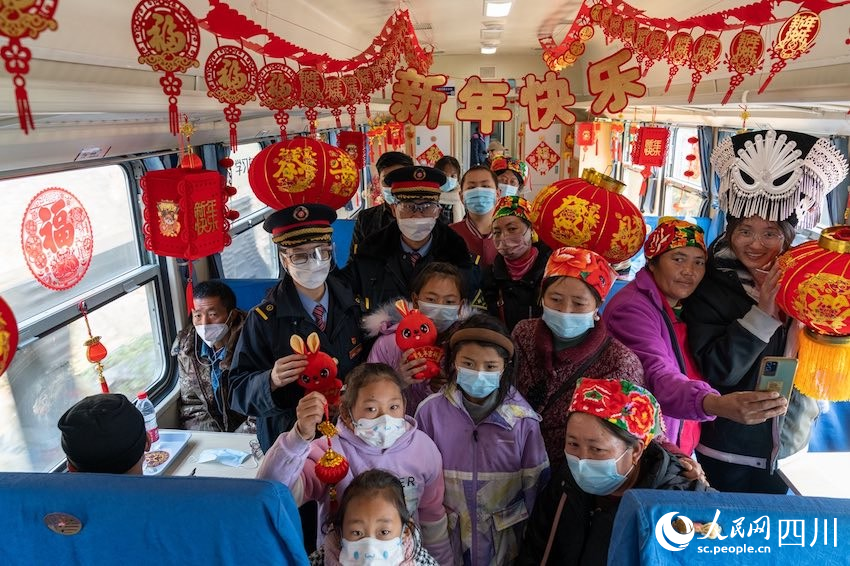 熱鬧的車廂，溫暖的人情。范東海攝