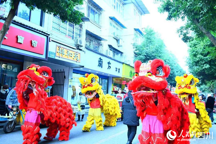 金獅拜年。江悅攝