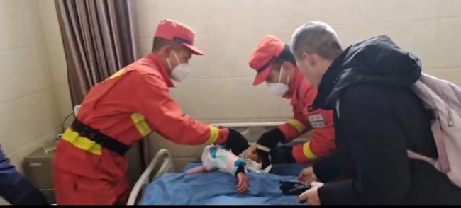 森林消防員將女孩送到衛生院。視頻截圖