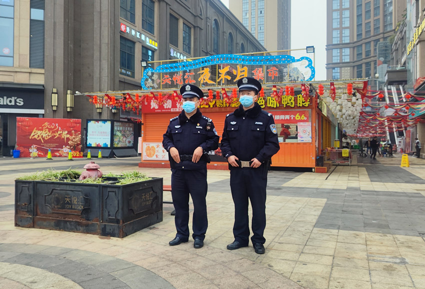 春節期間正在執勤的民警。成都市金牛區公安分局供圖