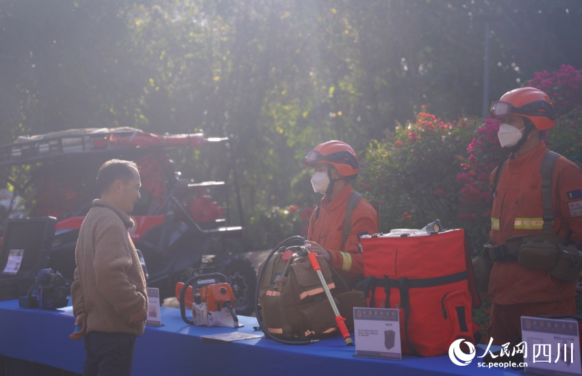 消防救援人員為市民講解滅火裝備。羊冉攝