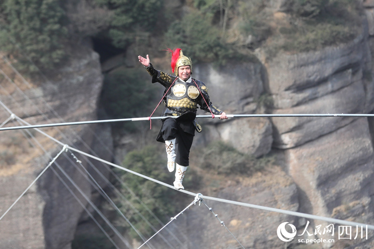 阿迪力單手表演。王春波攝