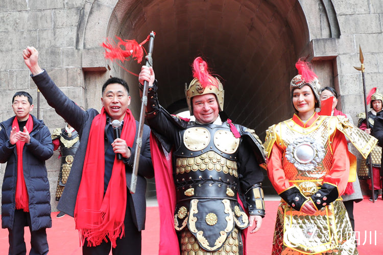 為阿迪力父女加油鼓勁。王春波攝