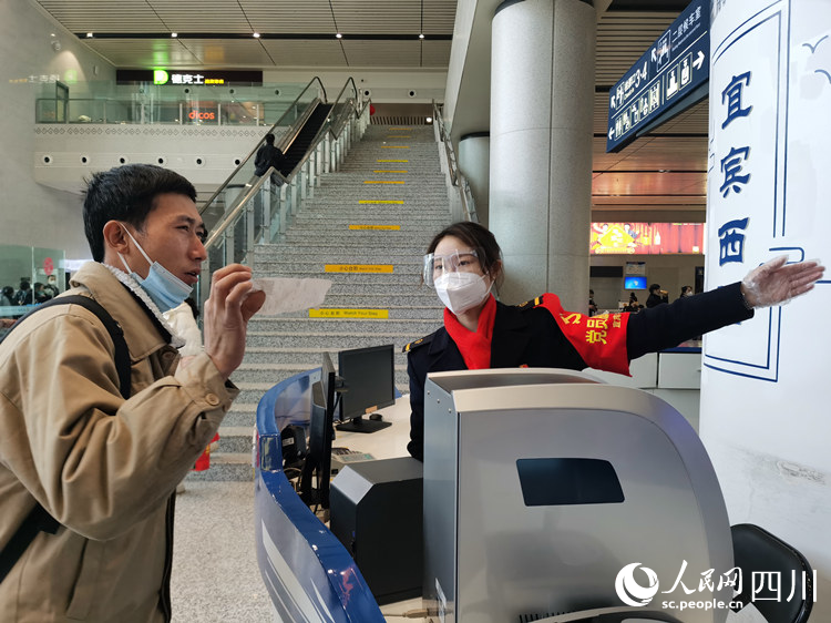 曹夢蘭解答旅客的咨詢。龍毅攝