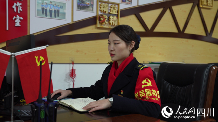 曹夢蘭填寫工作日志。龍毅攝