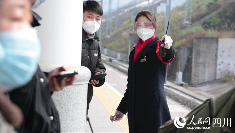 曹夢蘭引導旅客乘車。龍毅攝