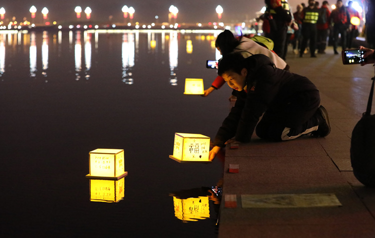 放燈祈福。天府新區融媒體中心供圖