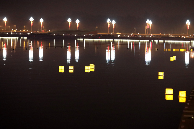 興隆湖中的燈。天府新區融媒體中心供圖