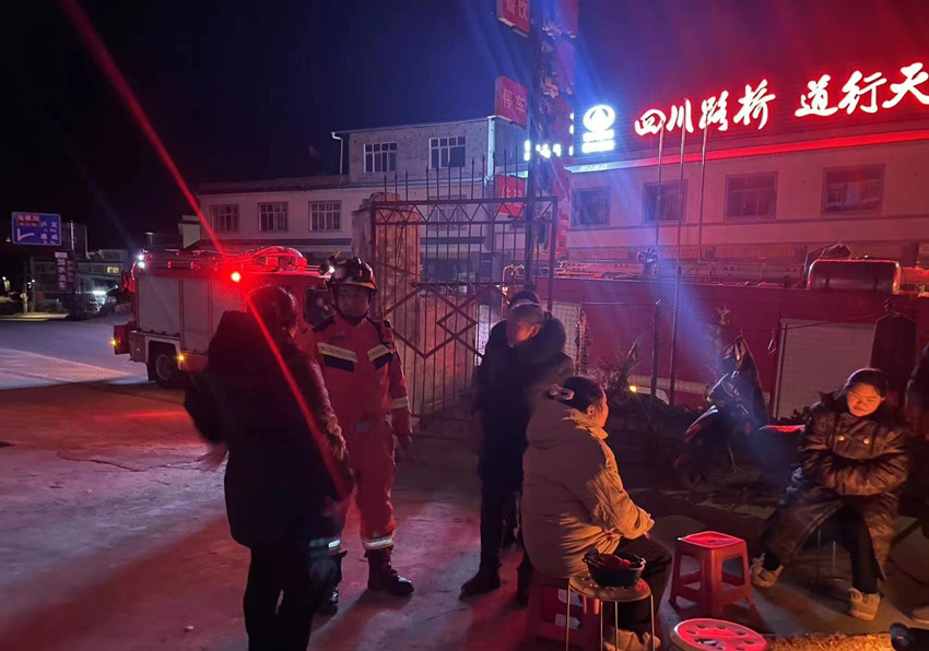 救援人員正在開展房屋受損情況排查，并詢問群眾情況。四川省消防救援總隊供圖