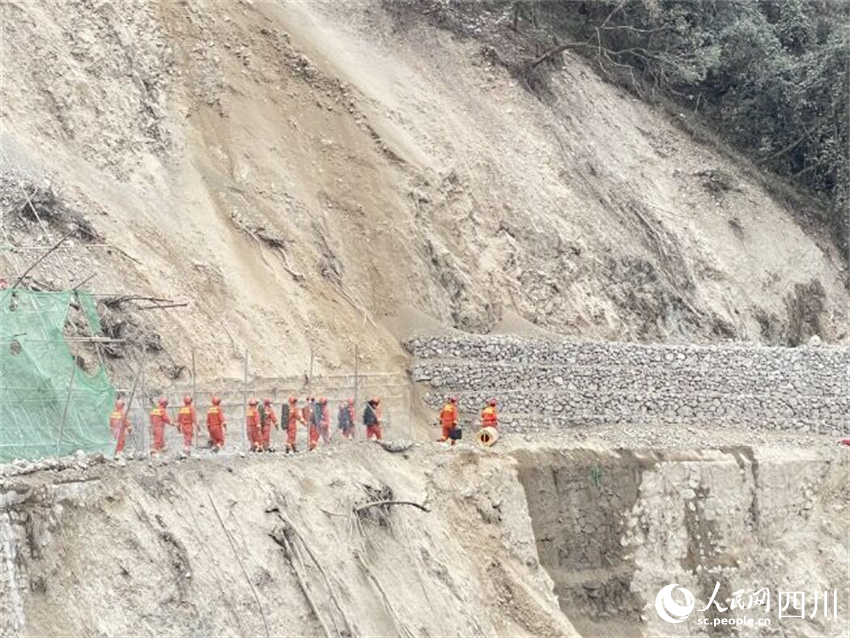四川森林消防總隊甘孜支隊救援隊排查險情。邱魏紅攝