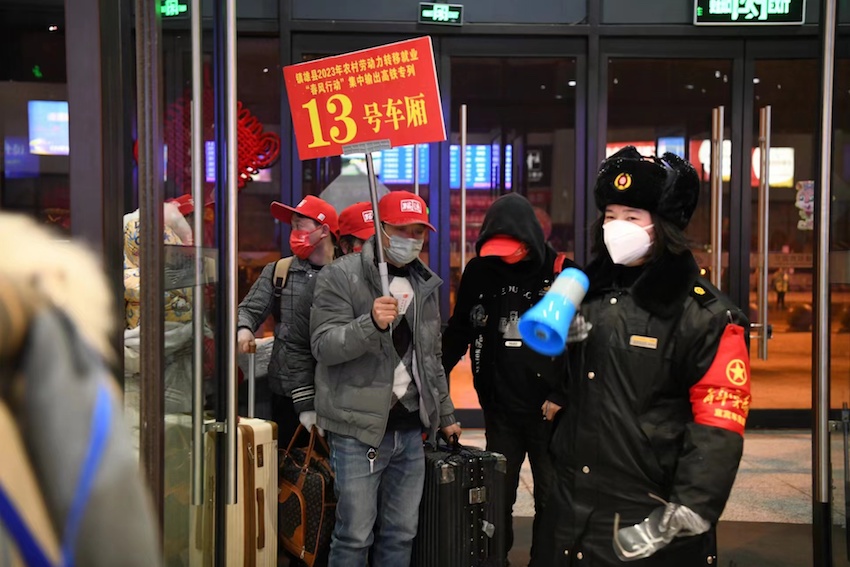 務工人員有序上車。成都鐵路供圖