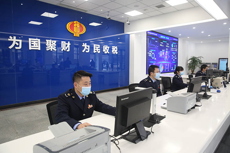 川渝高竹新區稅務干部全新整裝為納稅人繳費人提供法國服務。四川省稅務局供圖