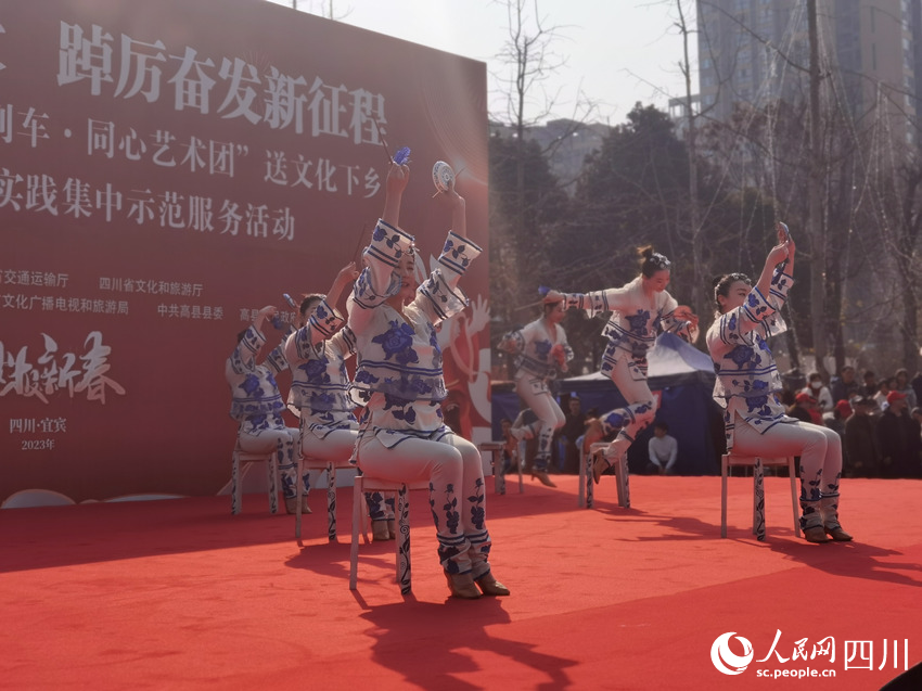 為高縣群眾表演的四川盤子《采花》。人民網 王洪江攝