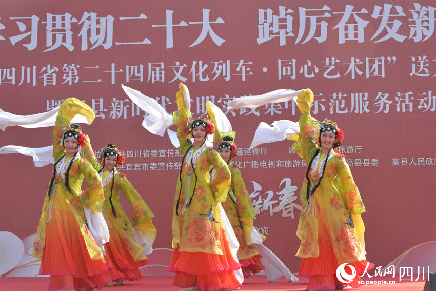 在宜賓市高縣表演的舞蹈《百花爭妍》。人民網 王洪江攝