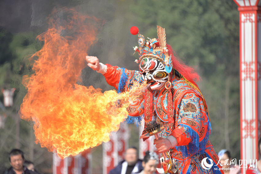 川劇絕活《變臉吐火》。人民網 王洪江攝