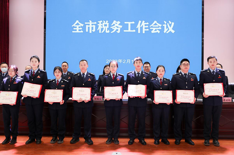 受表彰的先進代表上臺領獎。閆大春供圖